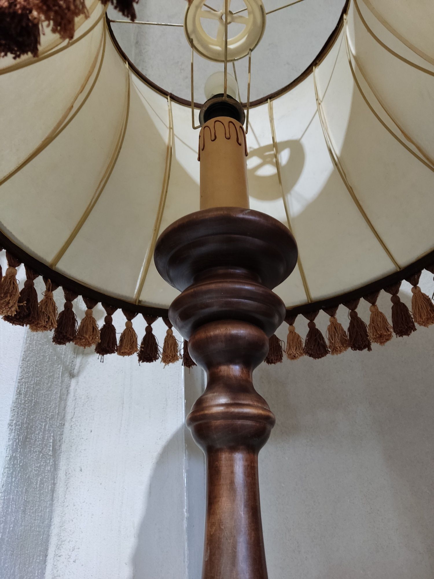 Паркетна лампа с абажур от естествена кожа