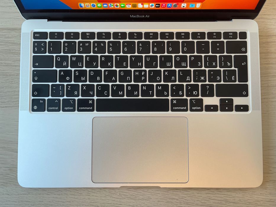 Vând MacBook Air 13 M1 8/256 cu tastatură chirilică (Eng/Rus)