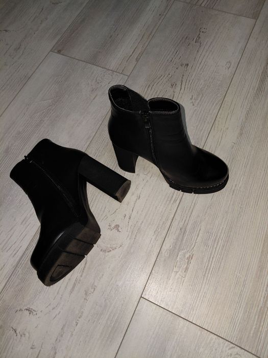 Черни боти на ток