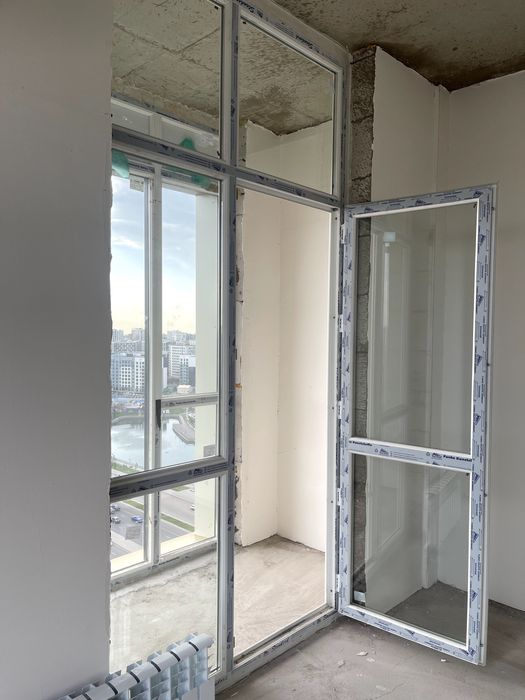 витраж балконный новый от застройщика с пластиковой дверью разобран