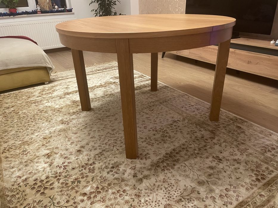 Masa rotunda extensibila din lemn. IKEA