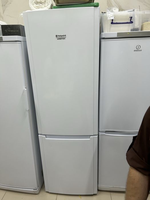Холодильники на продажу, первый indesit, второй Hotpoint ariston