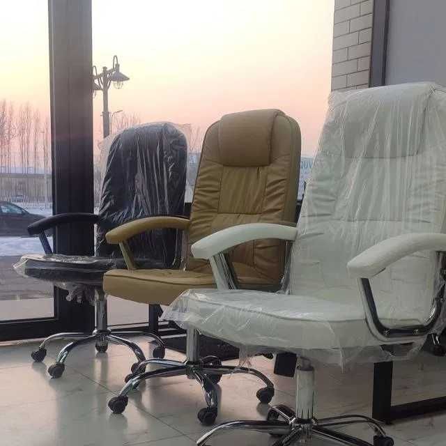 Офисное кресло для руководителя модель Лео