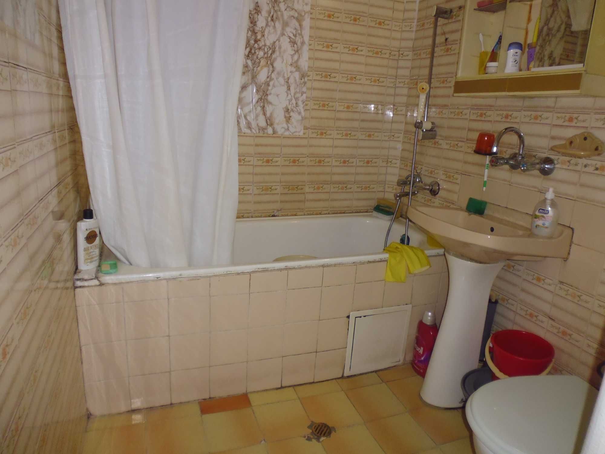 Двустаен непреходен апартамент за продажба в ж.к. Люлин 10, гр. София