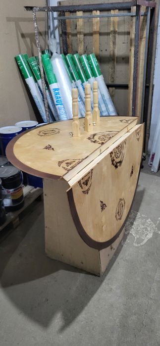 Круглый стол чемодан