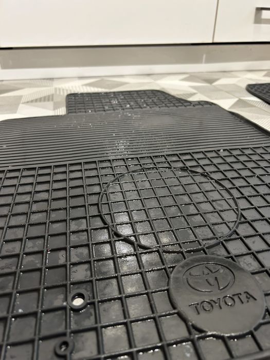 Оригинални гумени стелки за Тойота Авенсис т25