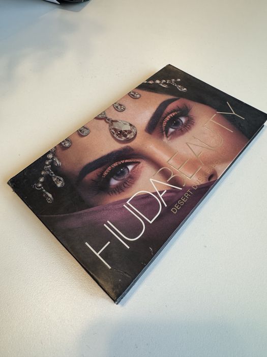 Huda Beauty палитра Desert Dusk