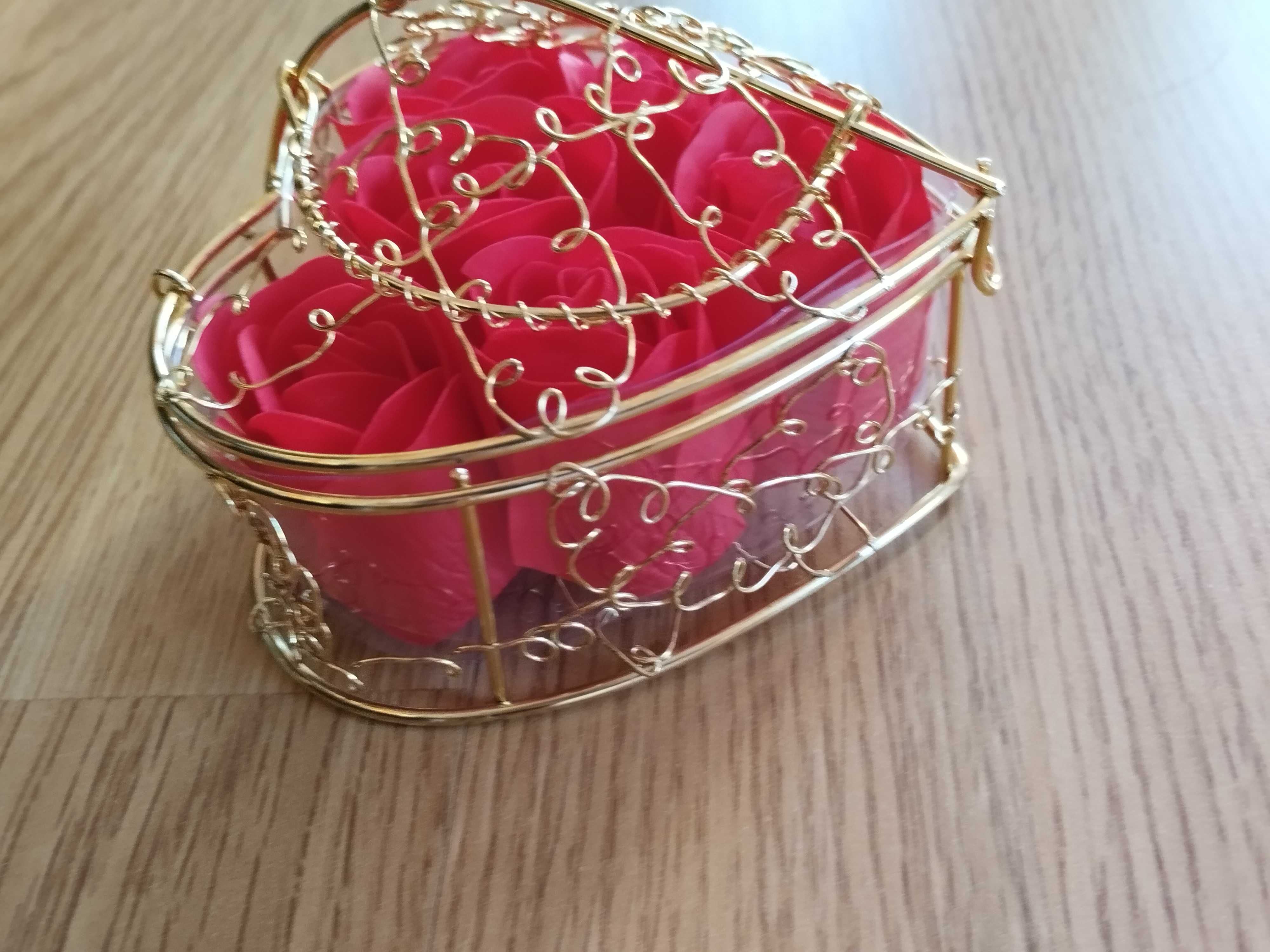 Подаръчен комплект - сапунени рози в красива кутийка