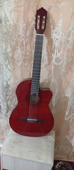 Gitara sotiladi holati juda zoʻr ideal