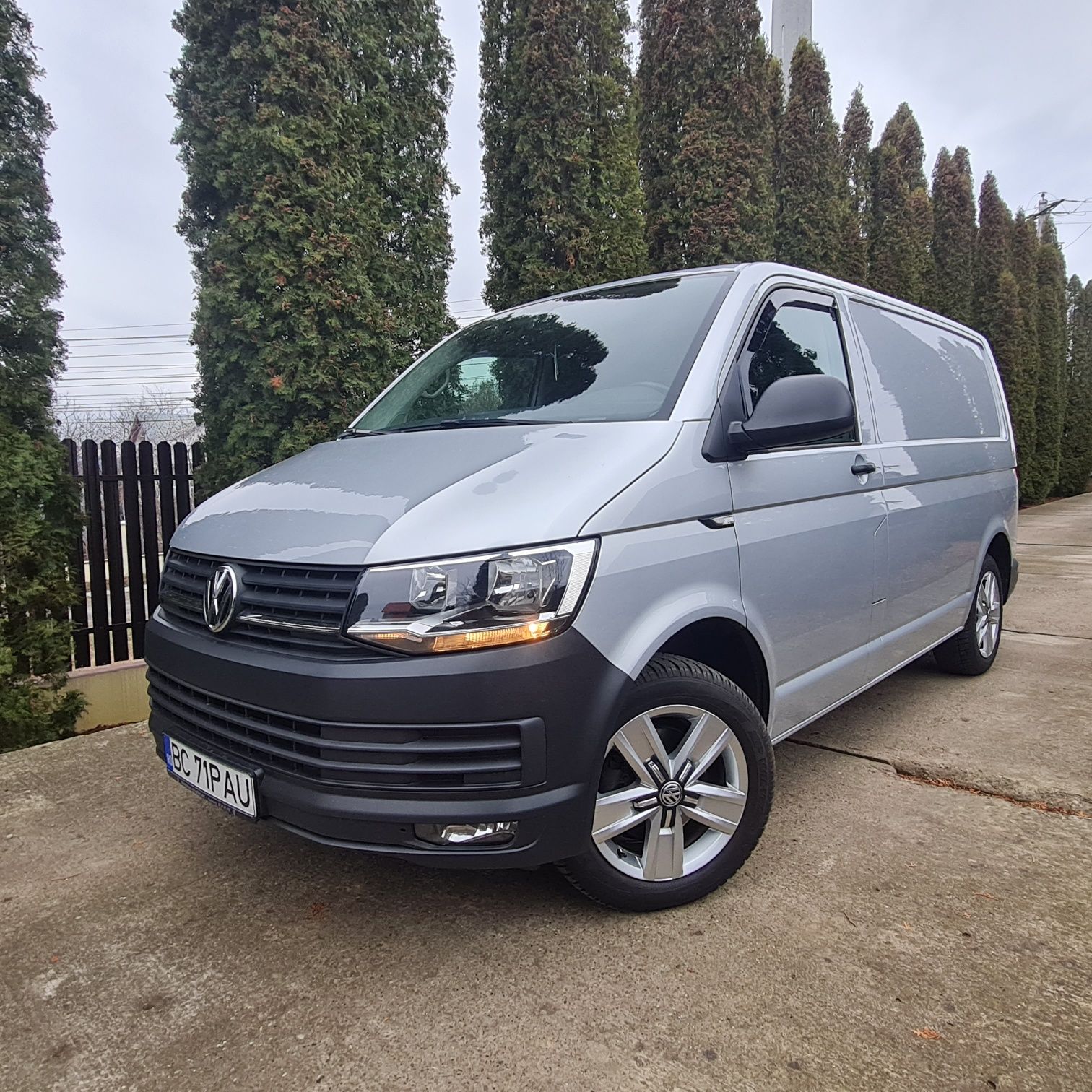 Transporter T6/2018motorizare 2000 TDI  150CP, 3 locuri si marfa .