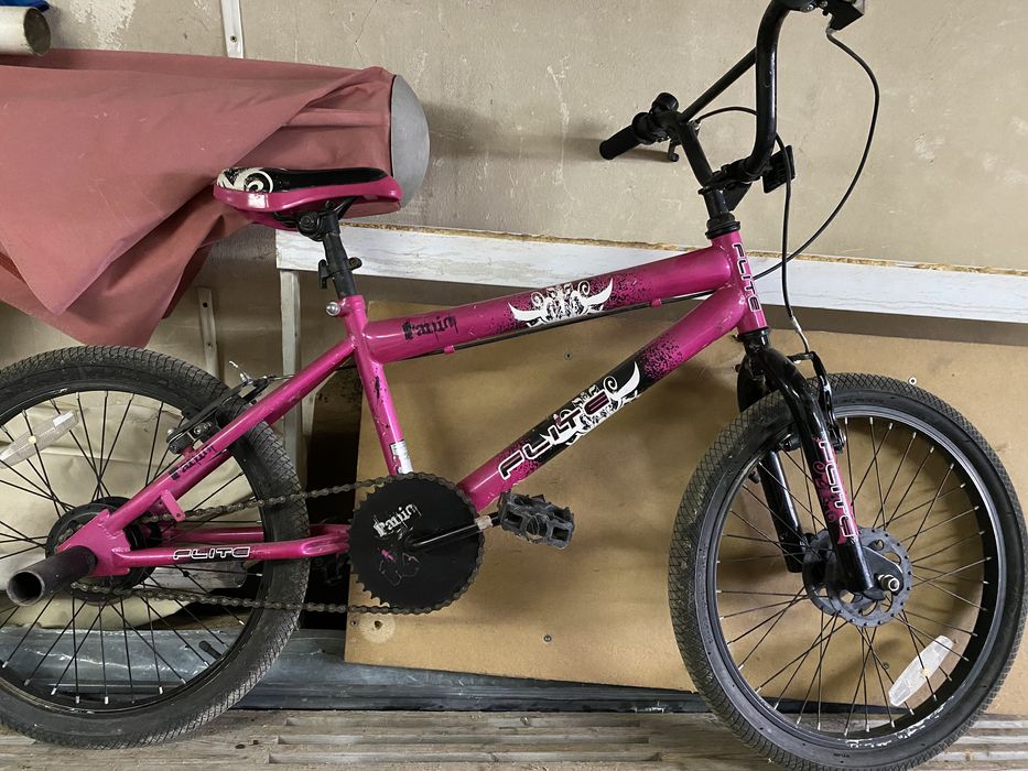 Bicicleta BMX  pentru fetite.