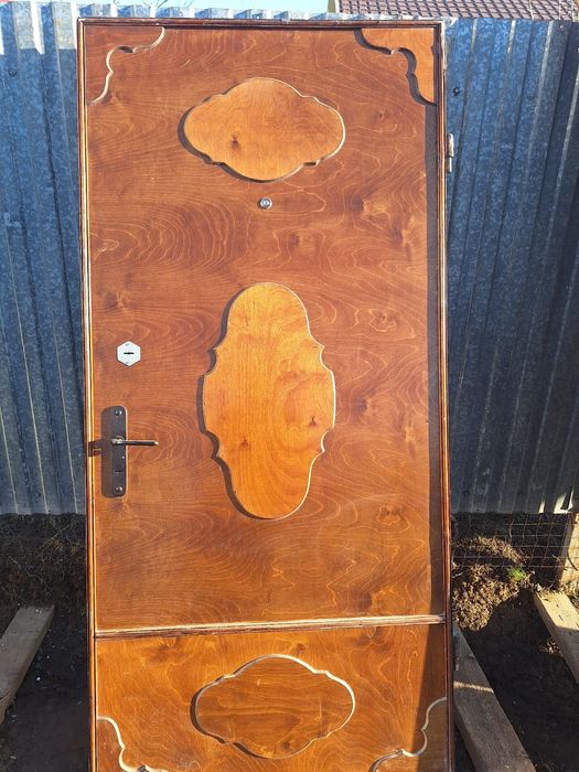 Продам входную железную дверь