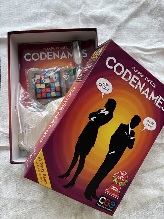 Настолна игра Codenames - парти (английско издание)