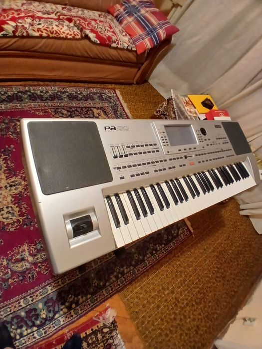 Vând orga Korg pa 80