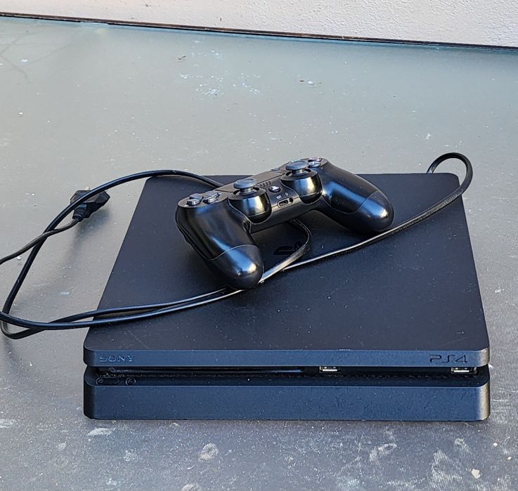Vând Playstation 4 Slim 1TB