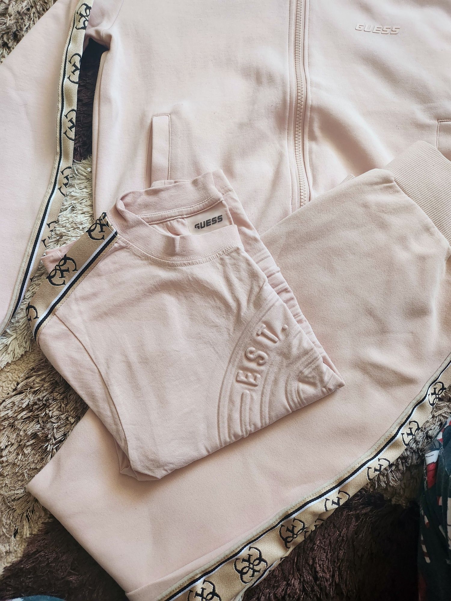 Страхотен екип Guess.Отговаря на S размер
