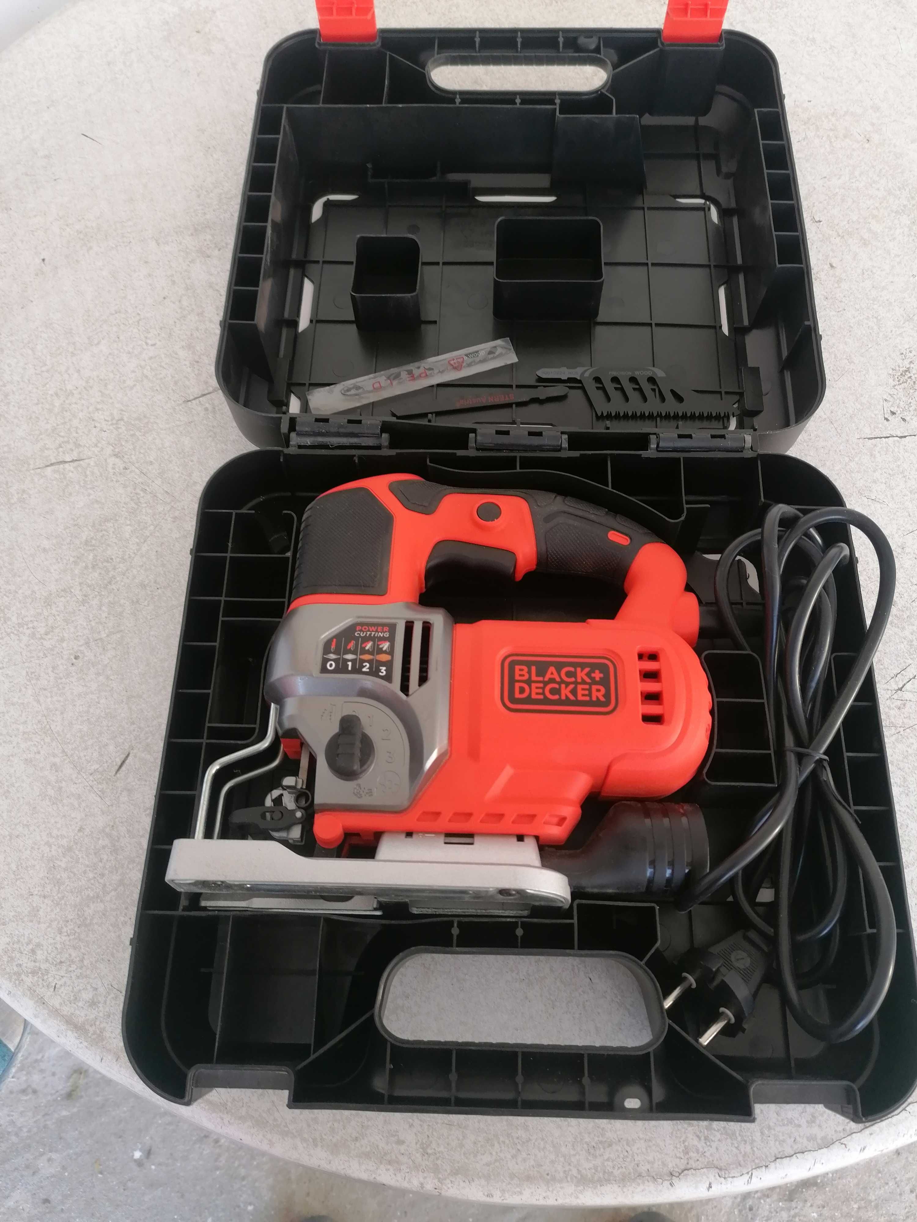 Fierastrau pendular black decker 650W