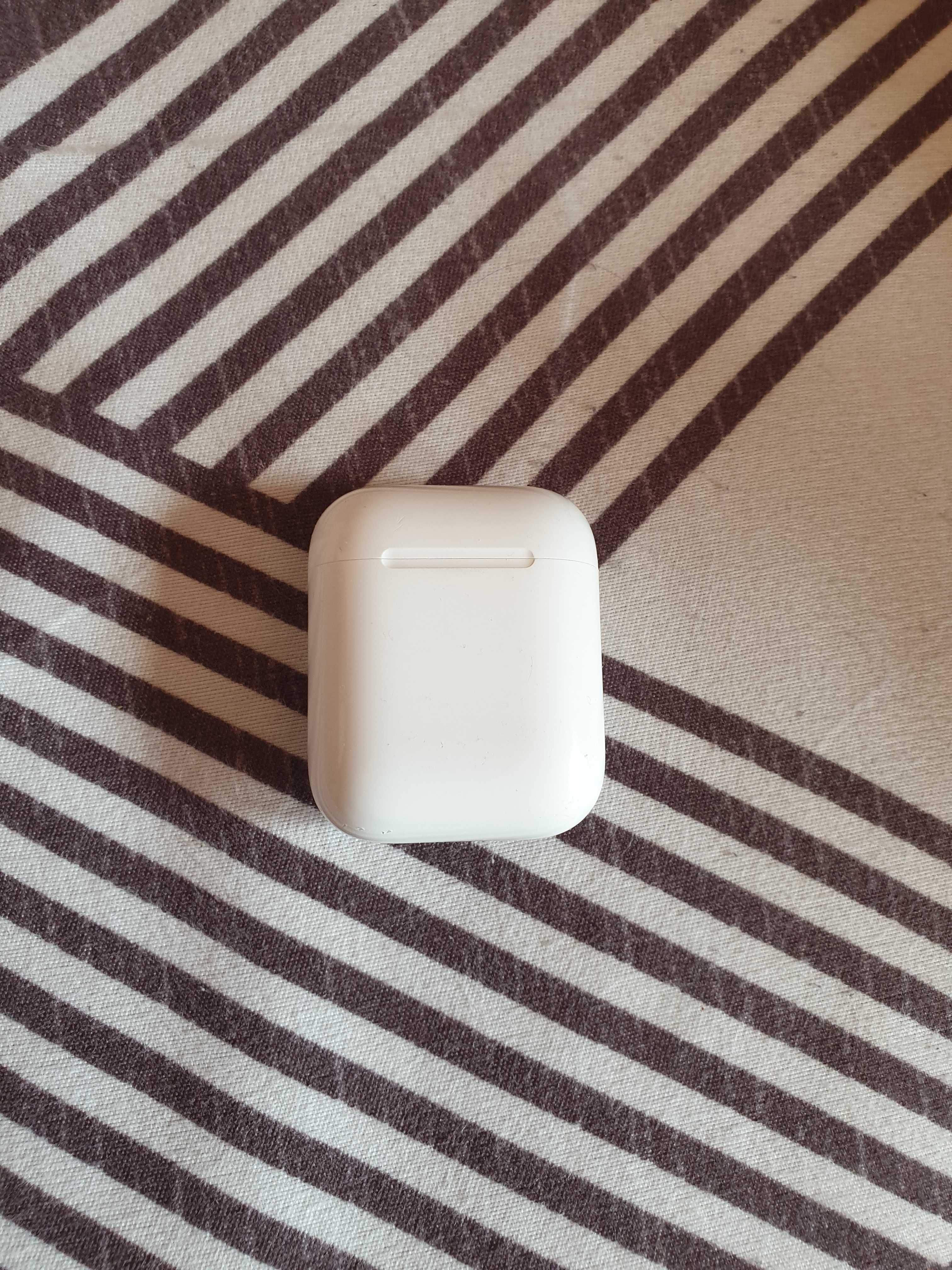 Продам оригинальный кейс от airpods 2.1