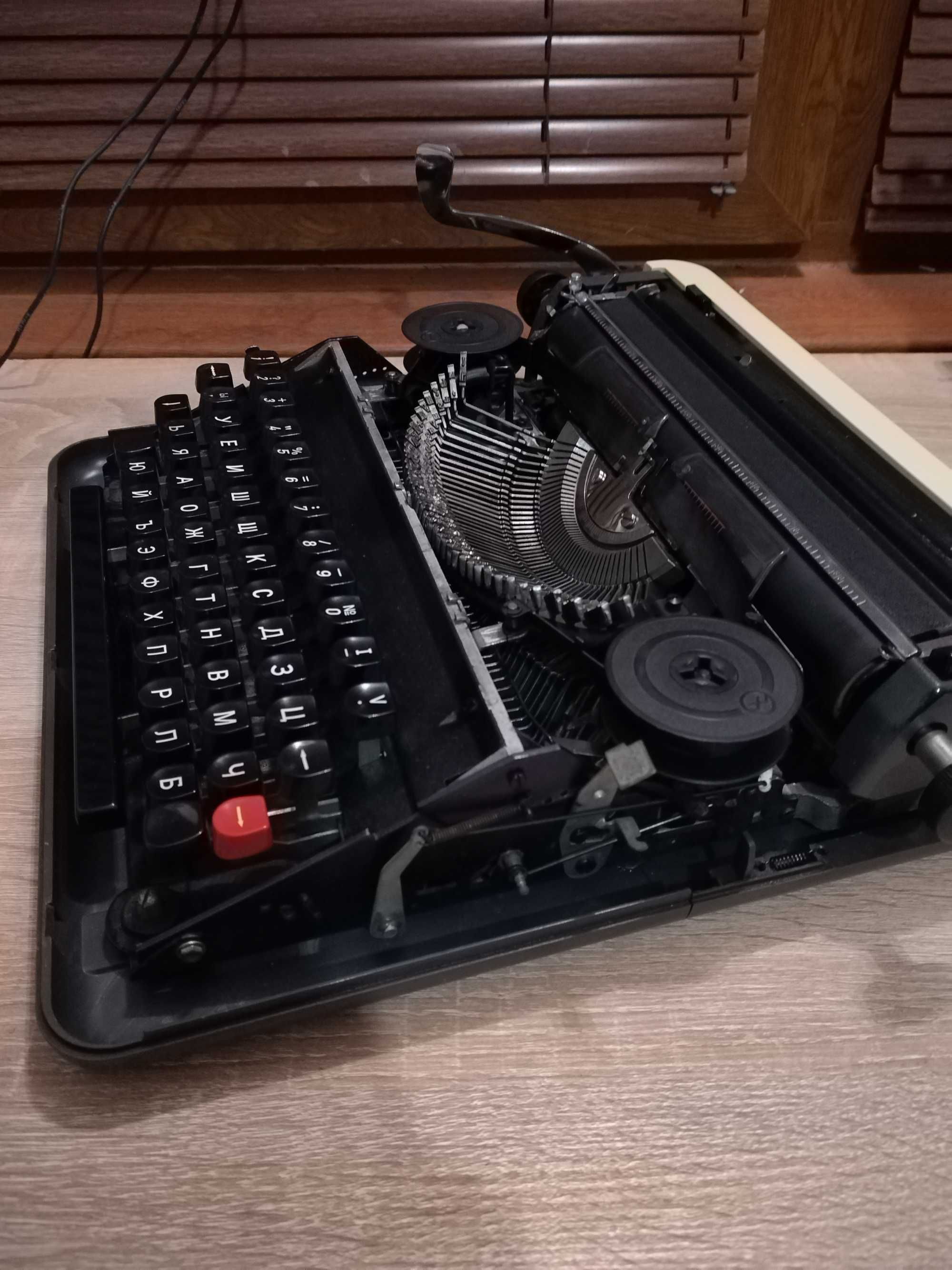 Пишеща машина Хеброс 1300Ф