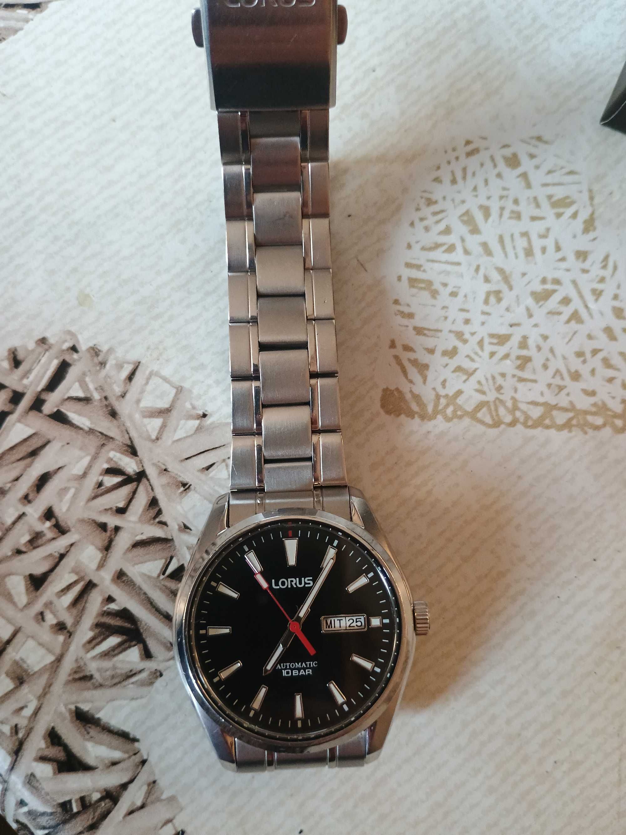 Часовник Lorus automatic 10 bar. Часовникът е в доста добро състояние.