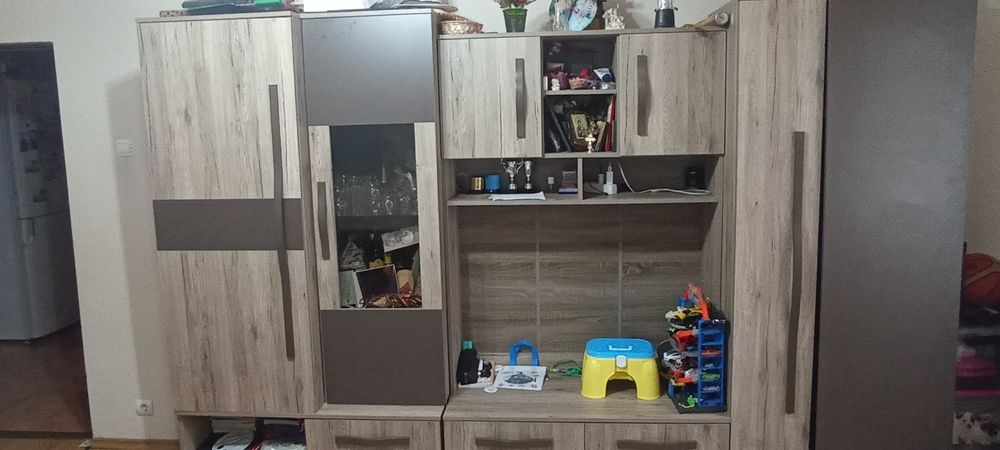 Vând mobilă de sufragerie in stare foarte bună, 2 spatii de depozitare