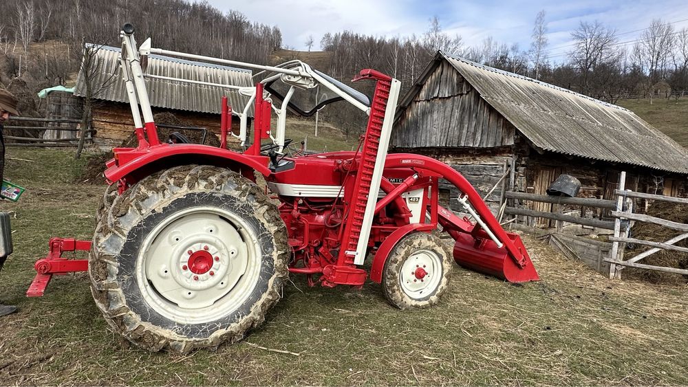 Tractor McCormick 423 incarcator frontal si cositoare