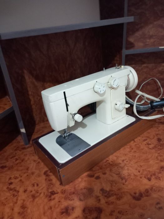 Tikuv mashinasi sotiladi yaxshi ishlaydi.