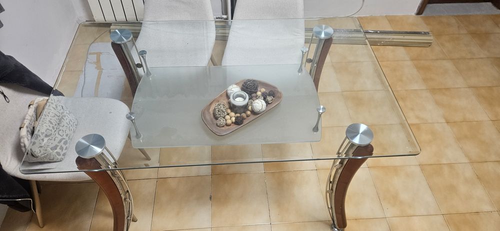 Трапезна маса със стъклен плот