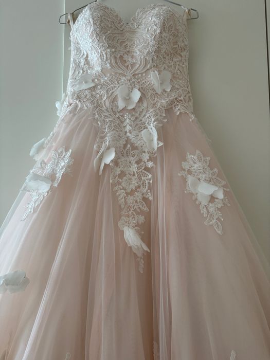 Сватбена рокля с воал и 2 кринолина, размер от М до XL. Почистена!