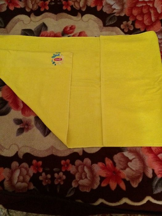 Полотенце от фирмы Lipton, лимонного цвета, цена 50000 сум, 130х62 см.