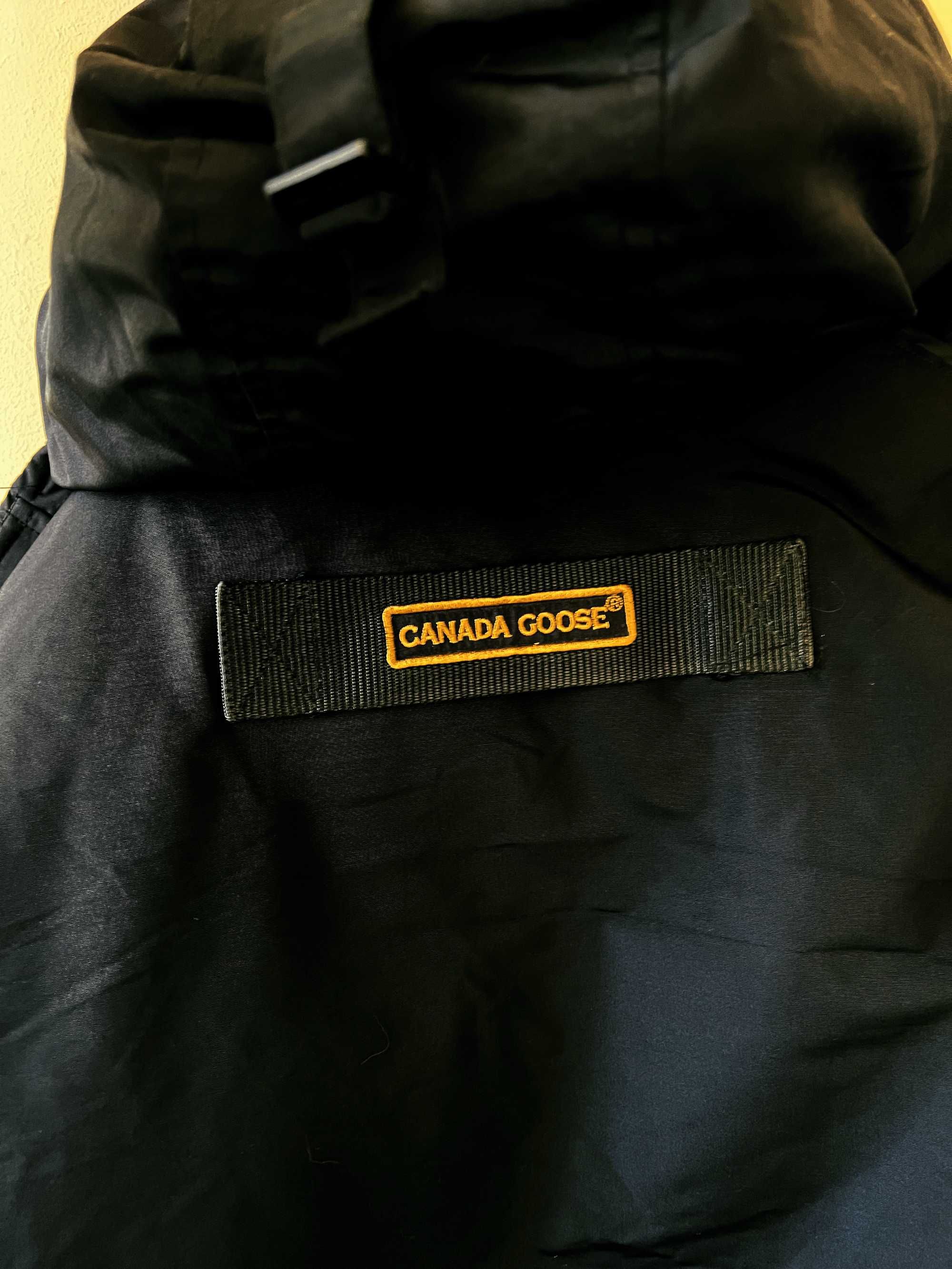 Geaca Canada Goose purtata putin