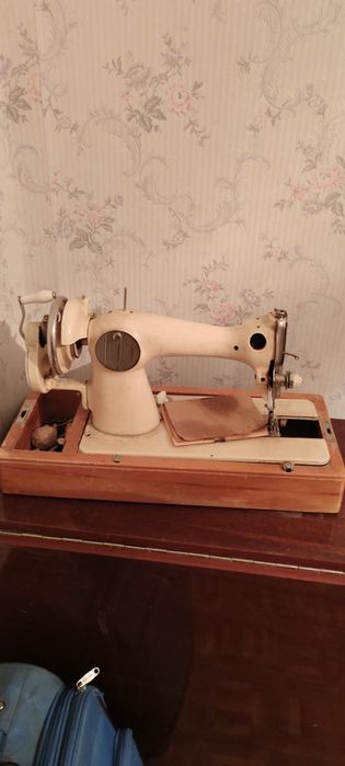 Швейная ручная машинка .продается срочно !!!