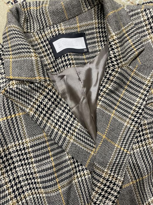 Костюмы .Продаю, выросли, офисные и можно на повседневку одевать.