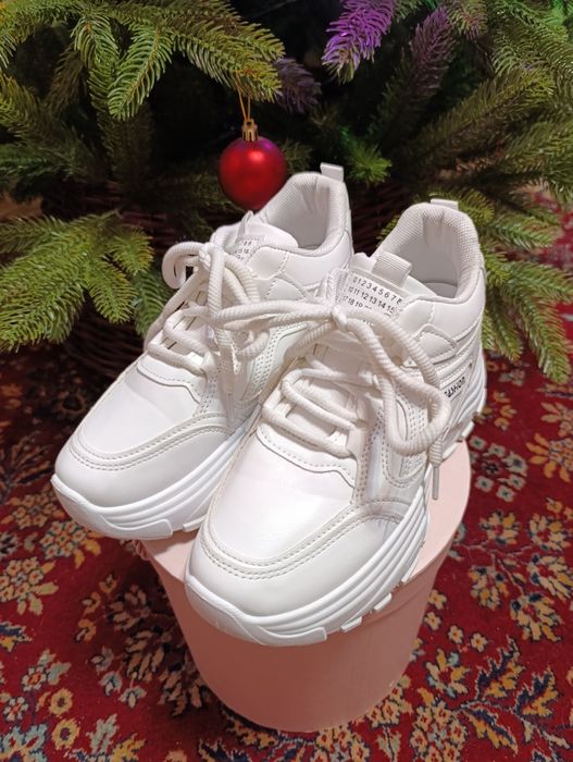 Женские кроссовки