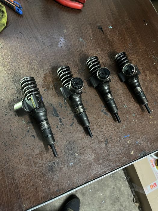 Injector audi A6,A4,vw 2.0 tdi cod:03G130073G