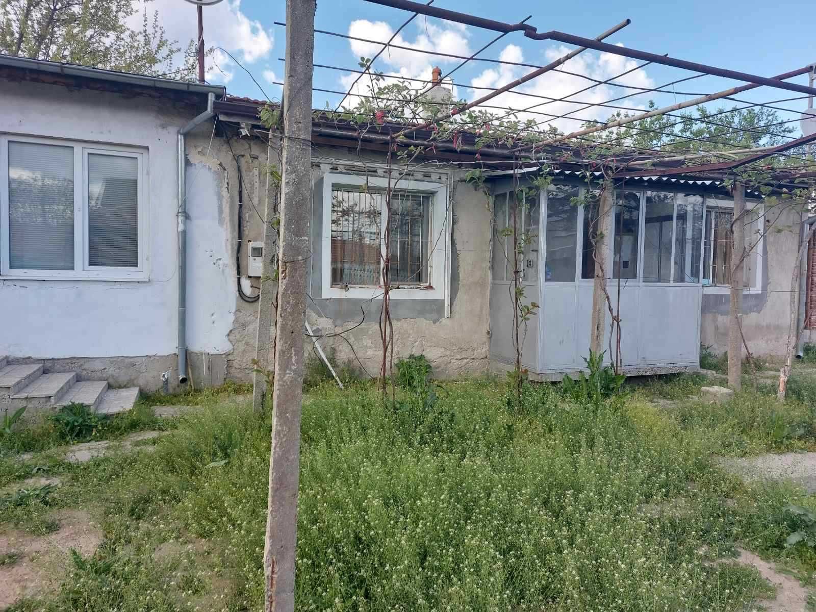 Едноетажна къща в село Труд