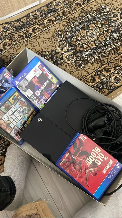 Vand PS4 1tb 2 mente ,6 jocuri
