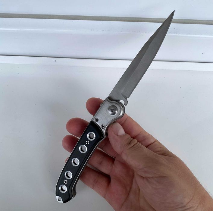 Cuțit pliabil tactic cu deschidere asistată, model gravat pe lamă