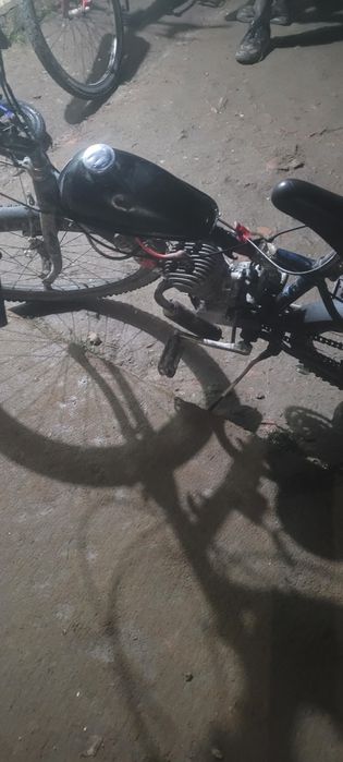 Bicicleta cu motor de 100cc