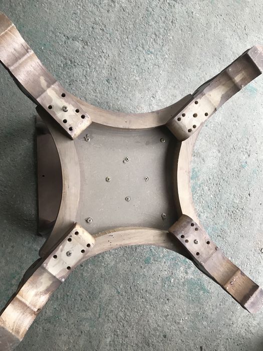 Stoc Mese de poker din lemn strunjit pe CNC pe CustomTables.eu
