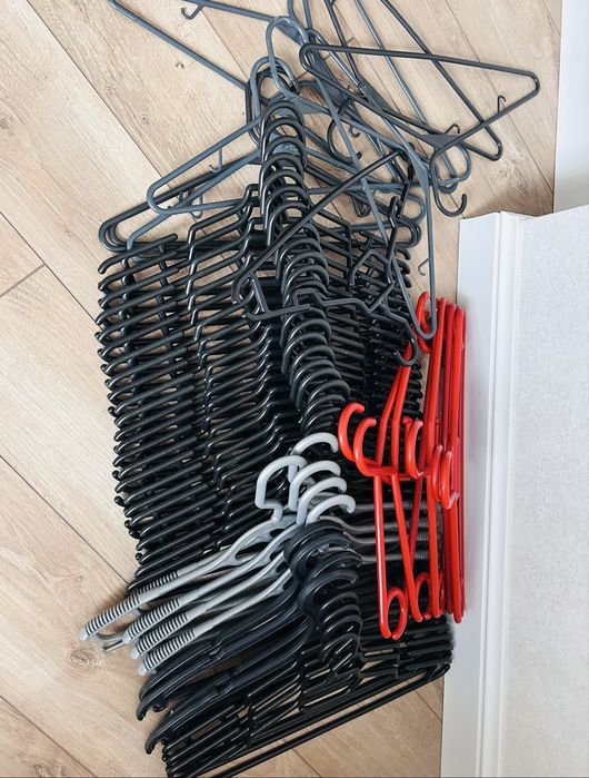 Цена за все вешалки (примерно 40 штук на фото)