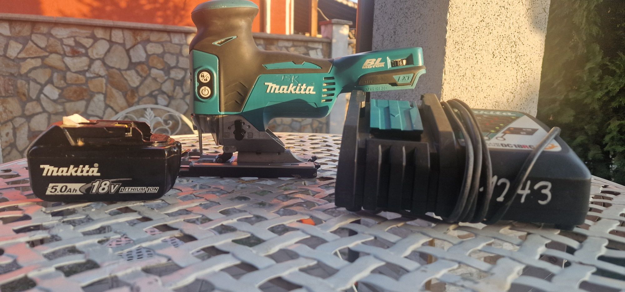 прободен трион Makita DJV181