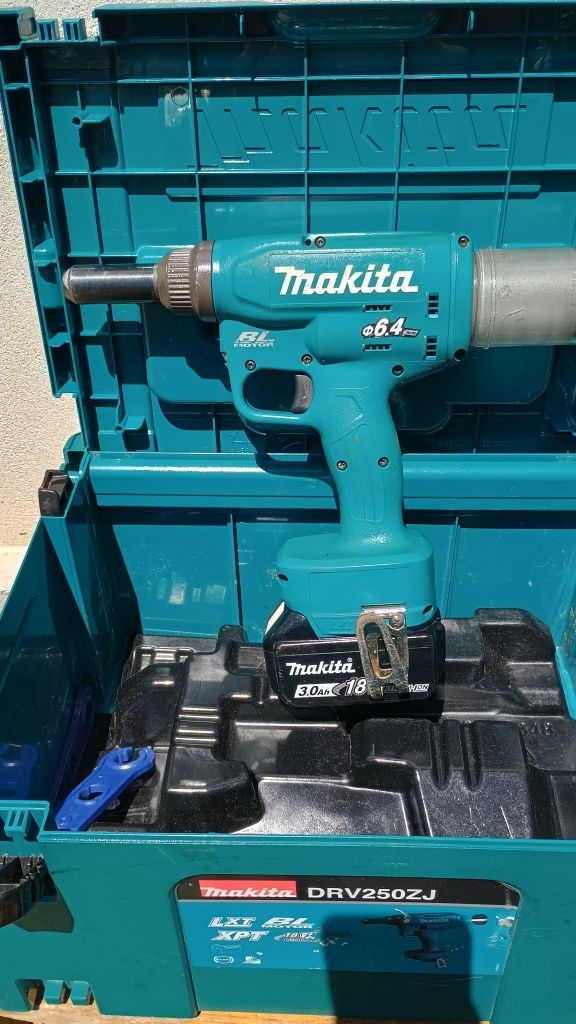 Pistol popnituri Makita drv250 la cutie cu baterie de 3 amperi