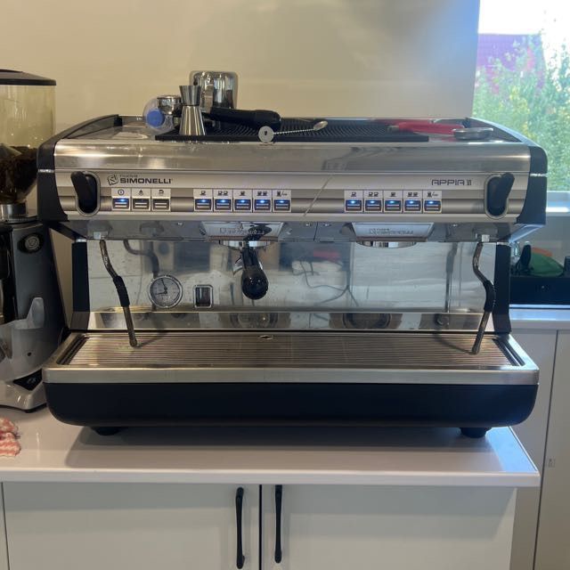 Продаю кофемашину Simonelli Apia