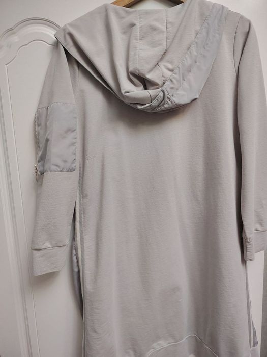 Длинная ветровка.