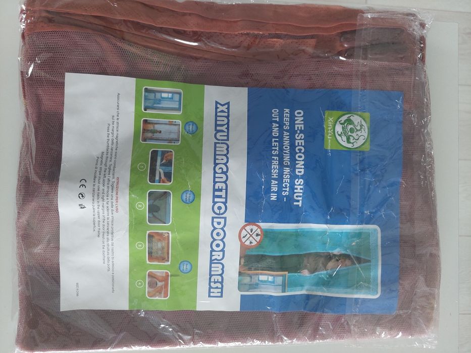 Perdea antiinsecte cu inchidere magnetică