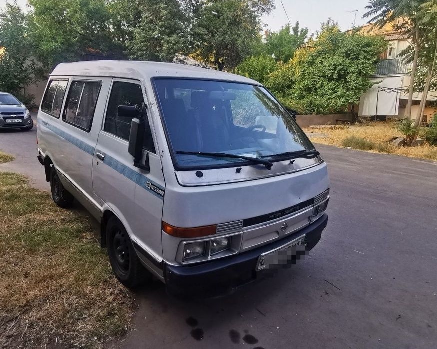 Nissan Vannete рамный микроавтобус