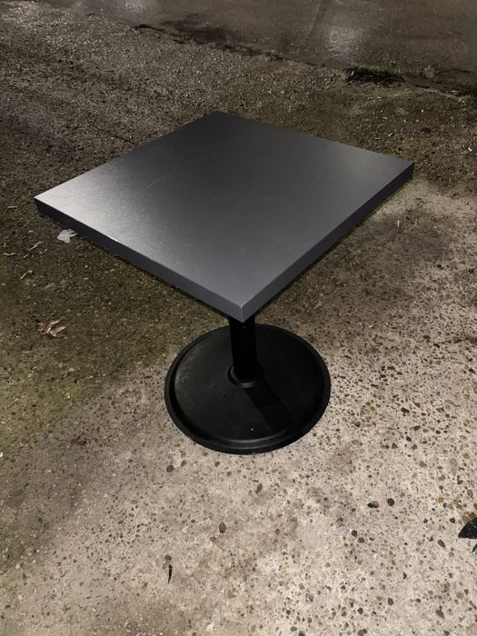 Маса изцяло метална