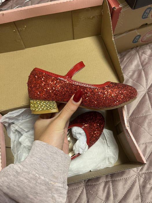 Бляскави червени пантофи