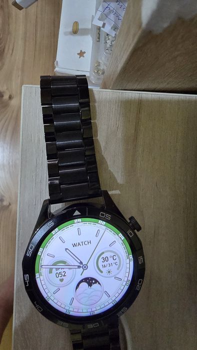 Смарт часовник с който може да следите пулс ,кръвно, и мкого други